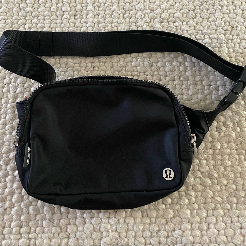 Lululemon black belt bag 2L